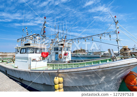 【青森縣深浦町 風瀨漁港】燈塔旁的僻靜漁港風景 127297528