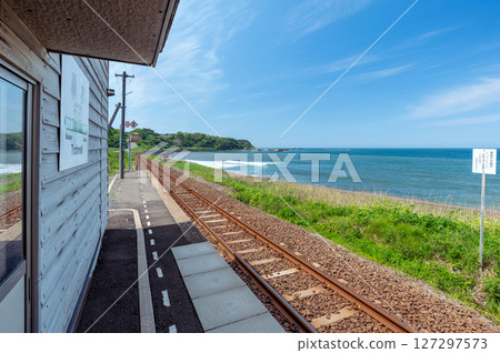 【青森縣深浦町：JR五能線等力站】海邊樸素的車站建築風景 127297573