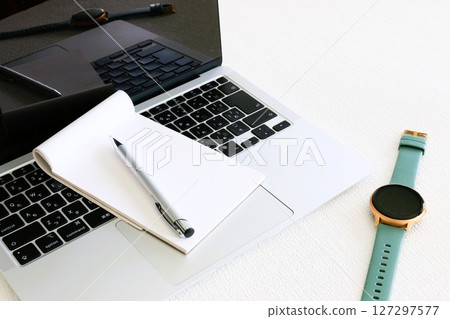 商業形象時間管理節省時間效率白色背景 商業形象時間管理節省時間效率白色背景 127297577