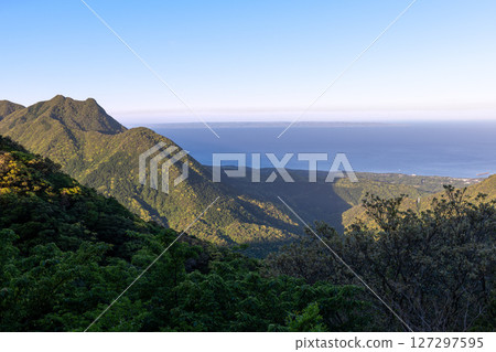 屋久島，海之阿爾卑斯，神靈居住的地方，在山與海之間（春季） 127297595