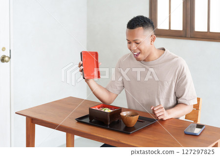 Foreign tourists eating Japanese food 127297825