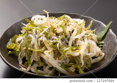 Wakame seaweed stems tossed with bean sprouts 127297884
