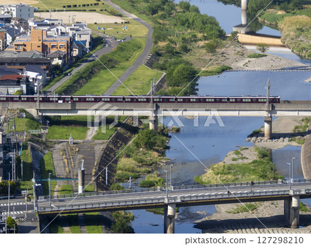阪急電車經豬名川大橋 127298210