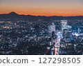 黃昏時分的富士山和東京澀谷的建築物 127298505