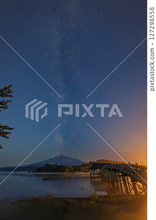 青森縣鶴之舞大橋與岩木山銀河03 127298558