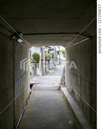 鐵路下方的地下通道 鐵路下方的地下通道 127298617