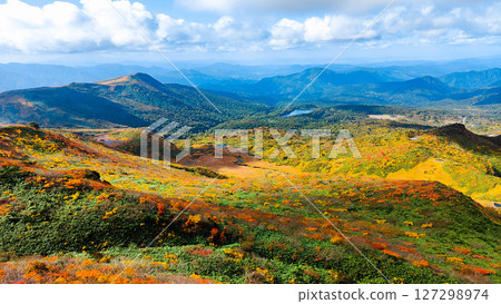 秋季攀登栗駒山（栗駒山～益武山：菅原湖與益武山的景色） 127298974