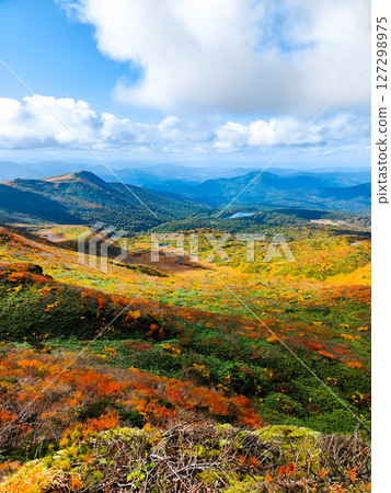 秋季攀登栗駒山（栗駒山～益武山：菅原湖與益武山的景色） 127298975