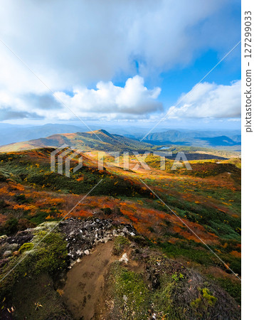 秋季攀登栗駒山（栗駒山～益武山：菅原湖與益武山的景色） 127299033