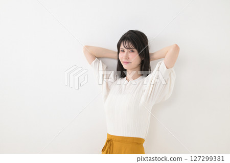 A smiling middle woman 127299381