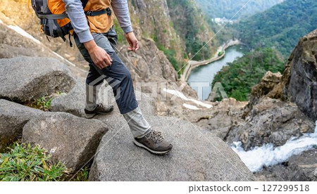 Men climbing 127299518