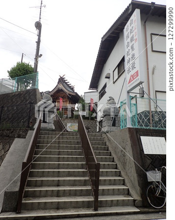 Located in Iwakuni City, Yamaguchi Prefecture, the White Snake Shrine enshrines a white snake, a natural monument, as a messenger of the deity, and is also home to the White Snake Museum. Located in Iwakuni City, Yamaguchi Prefecture, the White Snake Shrine enshrines a white snake, a natural monument, as a messenger of the deity, and is also home to the White Snake Museum. 127299990