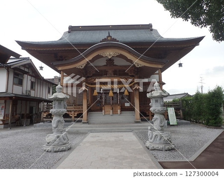 Located in Iwakuni City, Yamaguchi Prefecture, the White Snake Shrine enshrines a white snake, a natural monument, as a messenger of the deity, and is also home to the White Snake Museum. 127300004