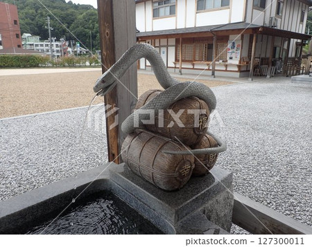 白蛇神社位於山口縣岩國市，供奉天然紀念物白蛇為神的使者，神社內也設有白蛇博物館。 127300011