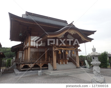 白蛇神社位於山口縣岩國市，供奉天然紀念物白蛇為神的使者，神社內也設有白蛇博物館。 127300016