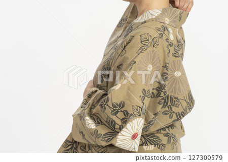 Putting on a yukata by yourself Putting on a yukata by yourself 127300579