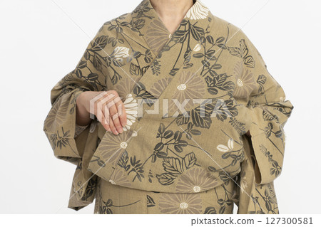 自己穿上浴衣 自己穿上浴衣 將手伸進開口並調整衣領 自己穿上浴衣 自己穿上浴衣 將手伸進開口並調整衣領 127300581