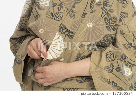 自己穿上浴衣 自己穿上浴衣 繫上和服腰帶 127300584