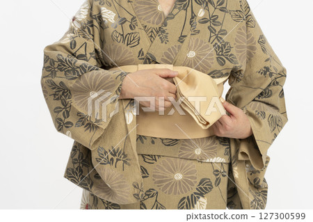 Put on your yukata by yourself. Put on your yukata by yourself. Tie the obi in front of your body. 127300599
