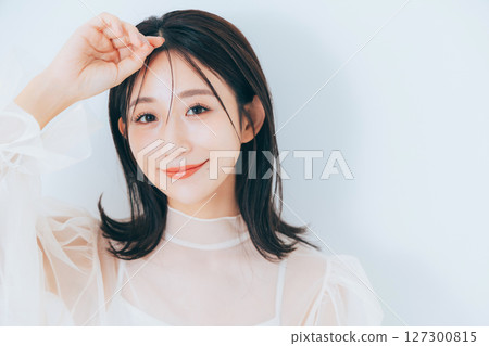 Beautiful woman with make-up 127300815