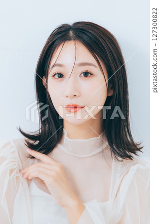 Beautiful woman with make-up 127300822