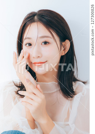 Beautiful woman with make-up 127300826