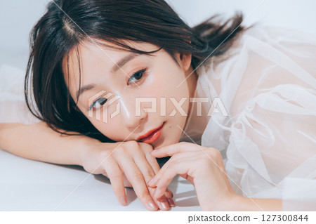 Natural beauty image of a young woman 127300844