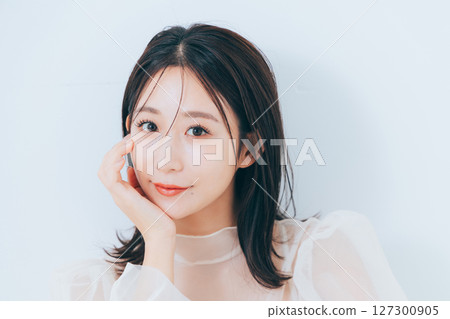 Beautiful woman with make-up 127300905