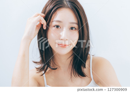 一個年輕女子的自然美形象 127300909