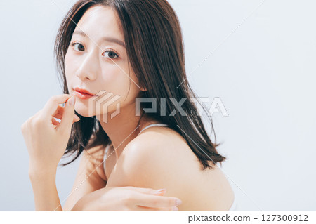 Natural beauty image of a young woman 127300912