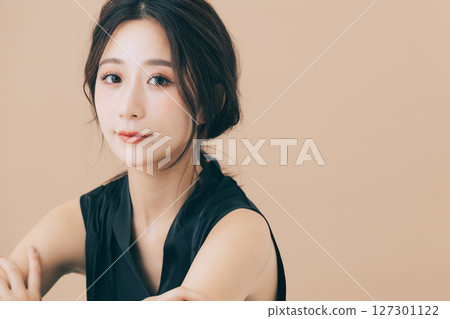 Beautiful woman with make-up 127301122