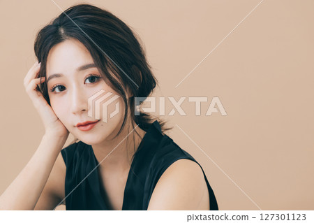 Beautiful woman with make-up 127301123