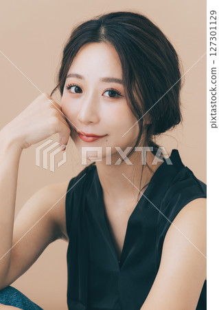 Beautiful woman with make-up 127301129