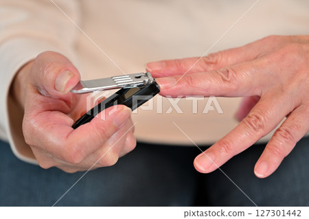 老年人剪指甲 老年人剪指甲 127301442