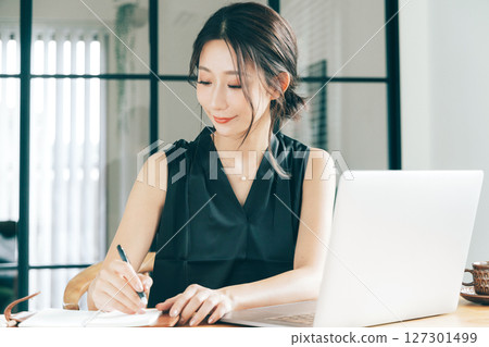 年輕的商界女強人 127301499