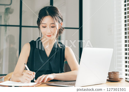 Young business woman 127301501