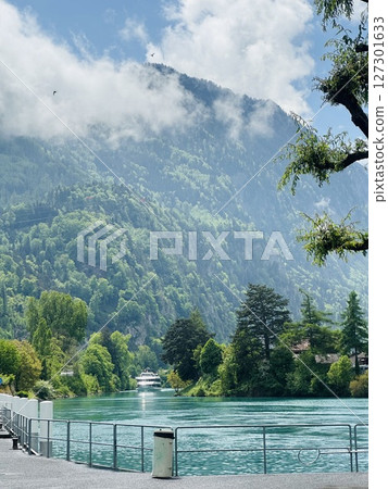 湖泊、船隻和山脈的自然景觀 127301633