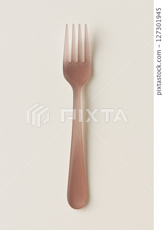 粉紅色玻璃叉，白色背景的餐具 127301945