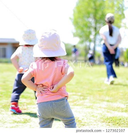 Children walking the same way 127302107