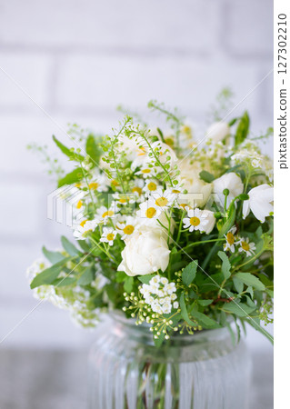 Bouquet into a vase 127302210