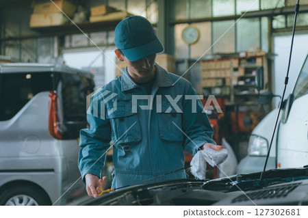 汽車修理工檢查機油 127302681