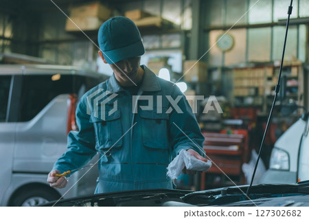 汽車修理工檢查機油 127302682