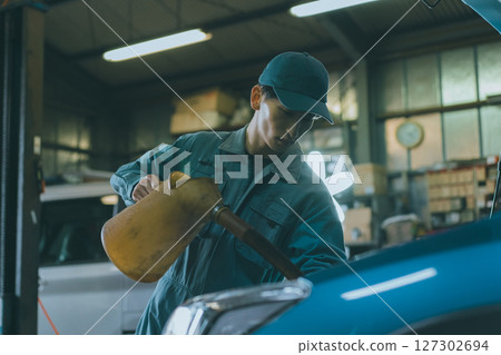 汽車修理工更換引擎油 127302694