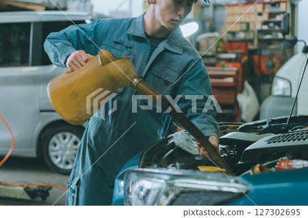 汽車修理工加註引擎油 127302695