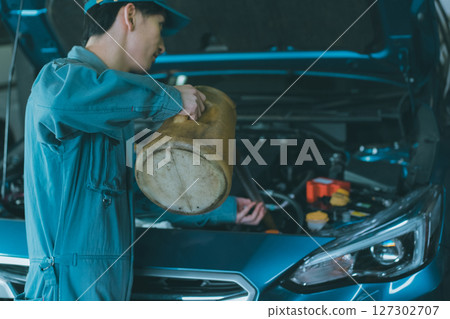 汽車修理工加註引擎油 127302707