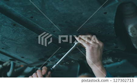 Tighten the drain bolt to the engine oil pan Tighten the drain bolt to the engine oil pan 127302713