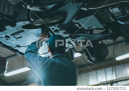 Auto mechanic 127302722