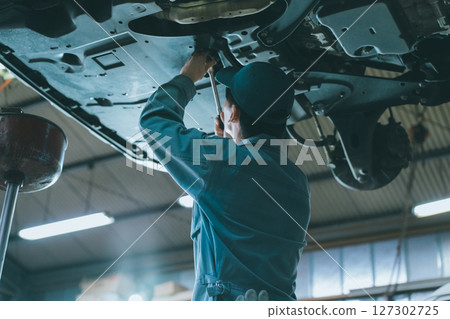 Auto mechanic 127302725