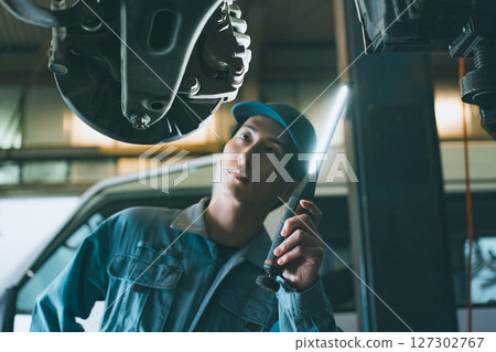汽車修理工檢查懸吊 127302767