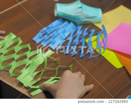 Children's hands making Tanabata decorations (net decorations) Children's hands making Tanabata decorations (net decorations) 127302993